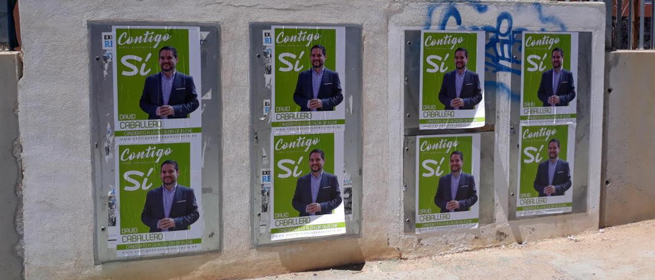 Los carteles de la candidatura de Contigo que aparecieron ayer pegados en el Clara Campoamor.