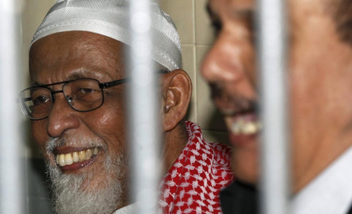 El líder de la guerrilla islamista radical Jamaah Islamiah somriu en el judici en contra seu que s’està celebrant a Jakarta. El líder de la guerrilla islamista radical Jamaah Islamiah somriu en el judici en contra seu que s’està celebrant a Jakarta.