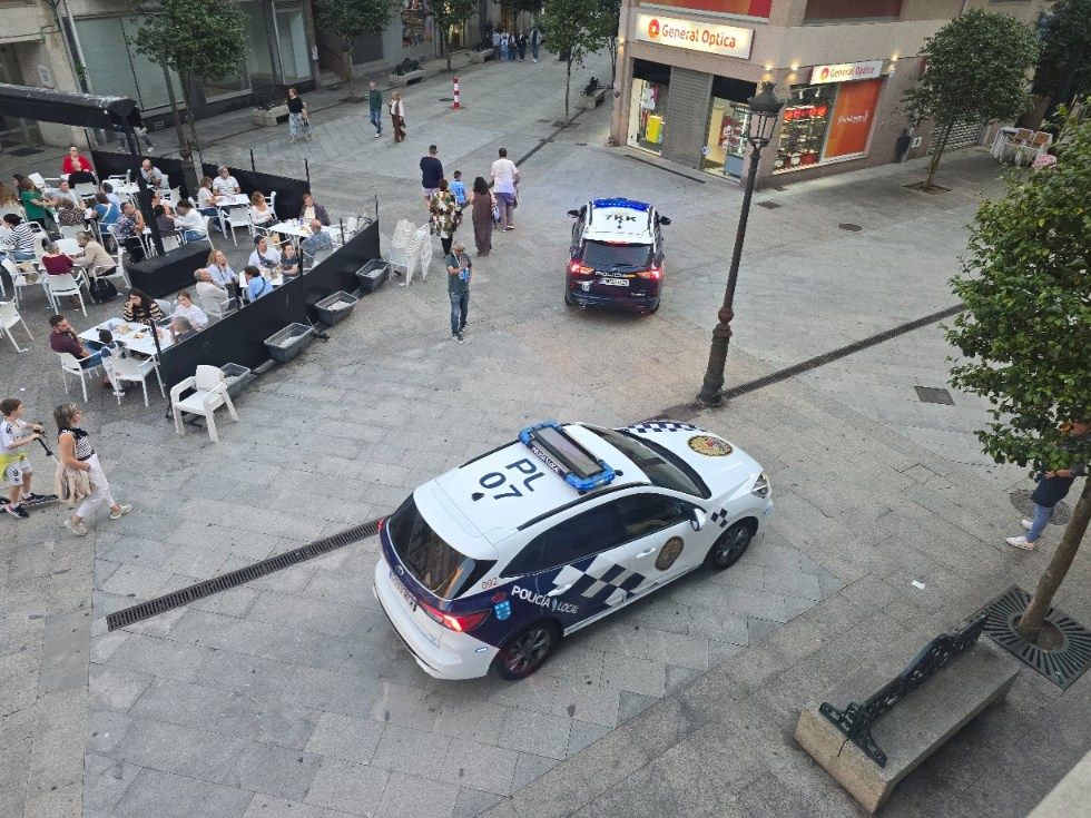 La circulación rodada no cesa en las zonas peatonales de Vilagarcía, ni siquiera con el control policial ejercido.