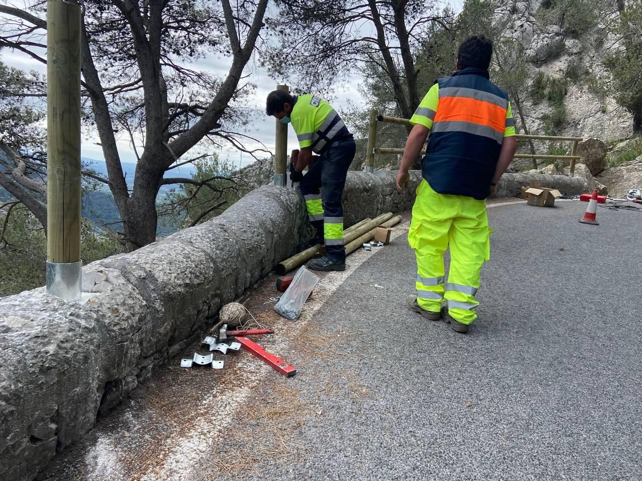 Barreras de madera en las carreteras de la Serra