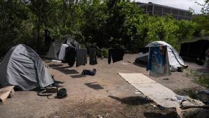 Ropa tendida entre tiendas de campaña de personas sin hogar que pernoctan en un solar del polígono Pedrosa de LHospitalet.