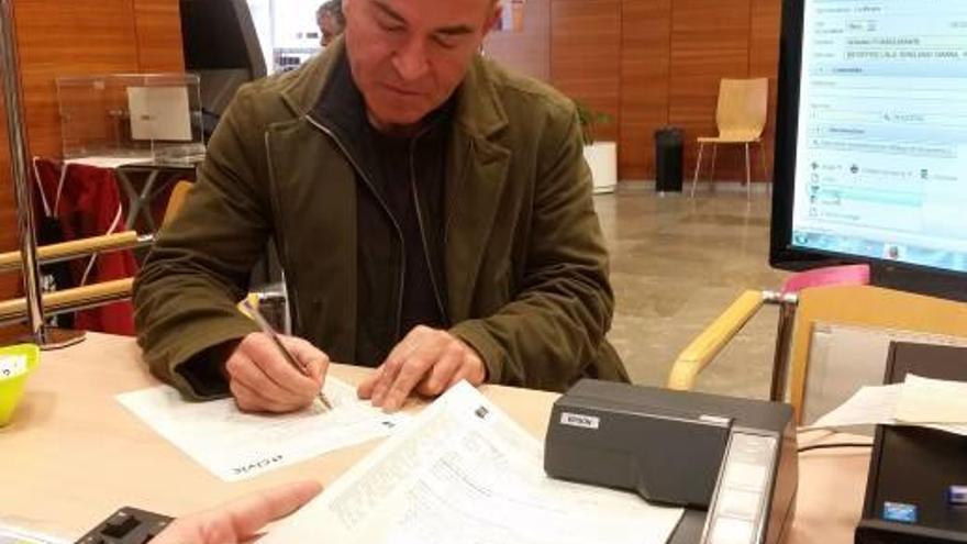 El alcalde propone dar a IU y PSOE las concejalías de Zambrana