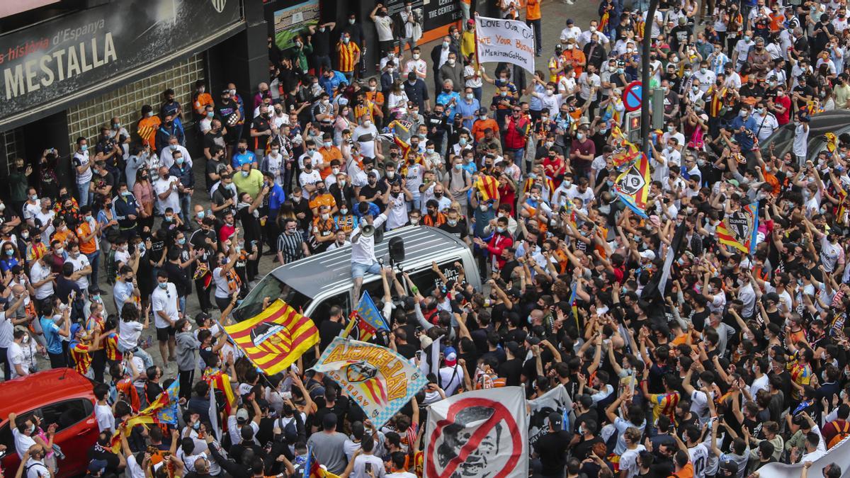 Las imágenes de la marcha de la afición valencianista contra Lim