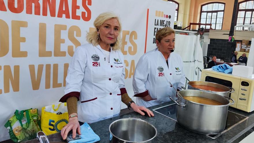 Por la izquierda, Teresa Camacho y Mari Fernández, durante la demostración gastronómica en Villaviciosa.