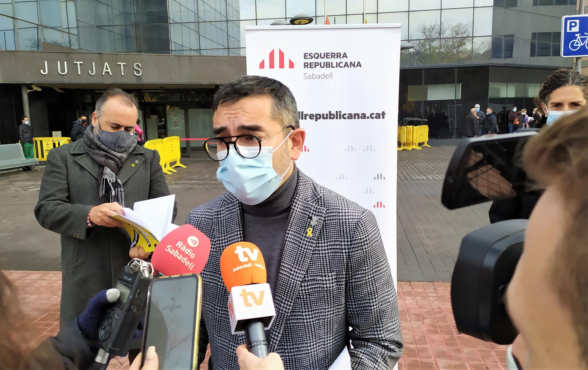 Gabriel Fernàndez, portavoz de ERC Sabadell frente a los juzgados de la ciudad.