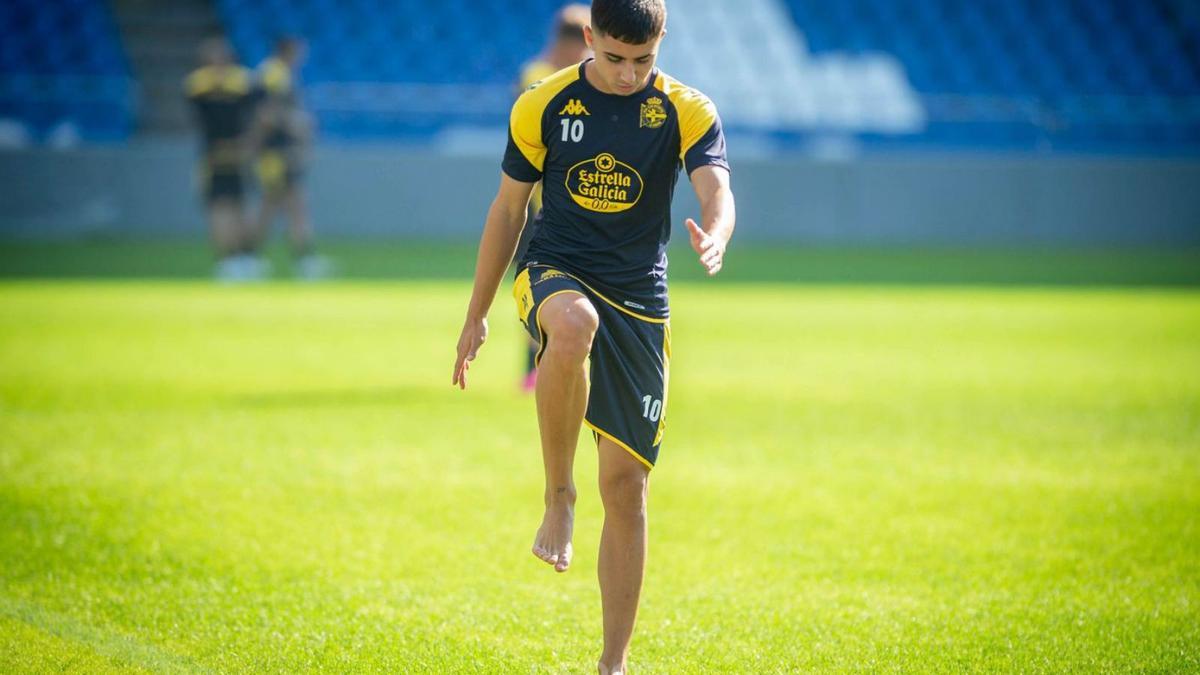 Yeremay Hernández se entrena descalzo hace dos meses en Riazor. |  // RCD