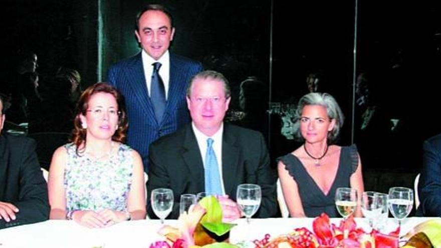 Giovanni Carenzio (de pie), junto a Al Gore. A la izquierda está su esposa, Dolores Molina de Aguilar. i L. DEL ROSARIO