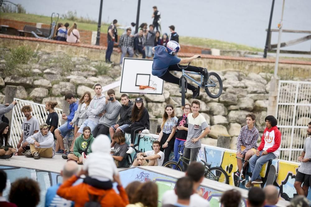 Espectáculo de BMX en el skatepark de Cimadevilla