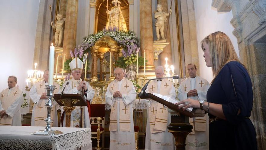 Digna Rivas se dirige a la Virgen Peregrina ante el arzobispo Julián Barrio.