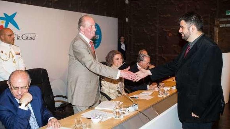 Bilal recibe su beca de La Caixa en 2012 de manos del Rey Juan Carlos.