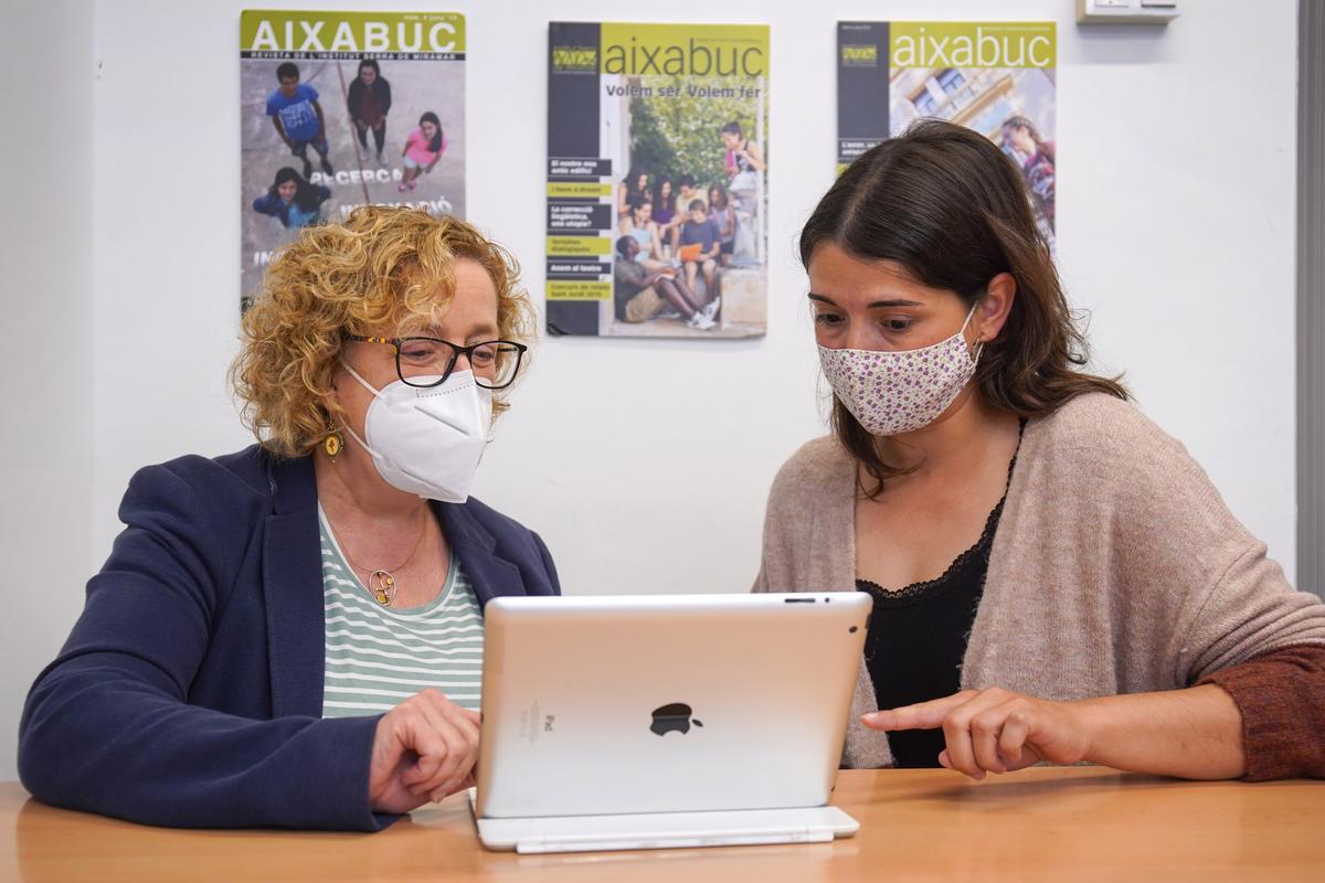 Rosa Carbó, directora del instituto Serra de Miramar de Valls, y Miriam Fort, psicopedagoga del centro.