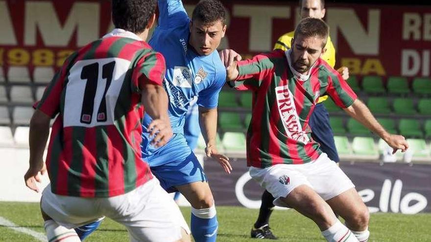 Un jugador del Villalbés presiona a otro del Pontevedra.