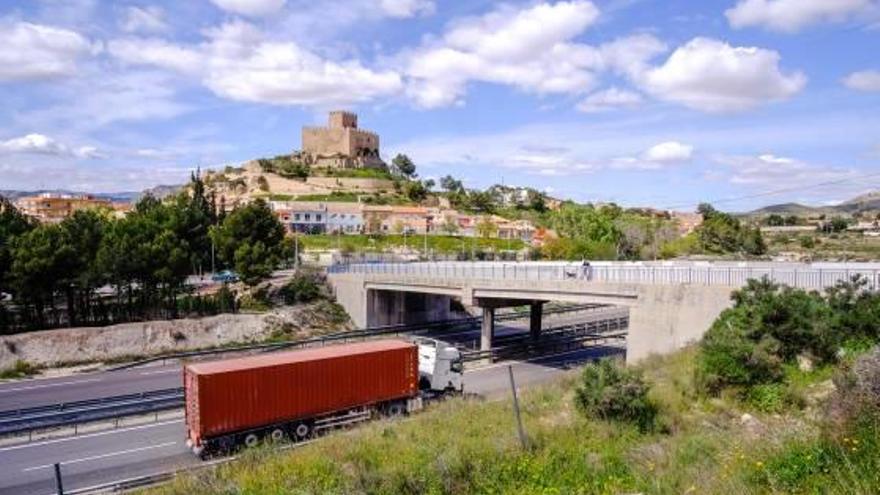 El puente de Cuatro Vientos de Petrer desde donde se arrojó la piedra que impactó con el camión.