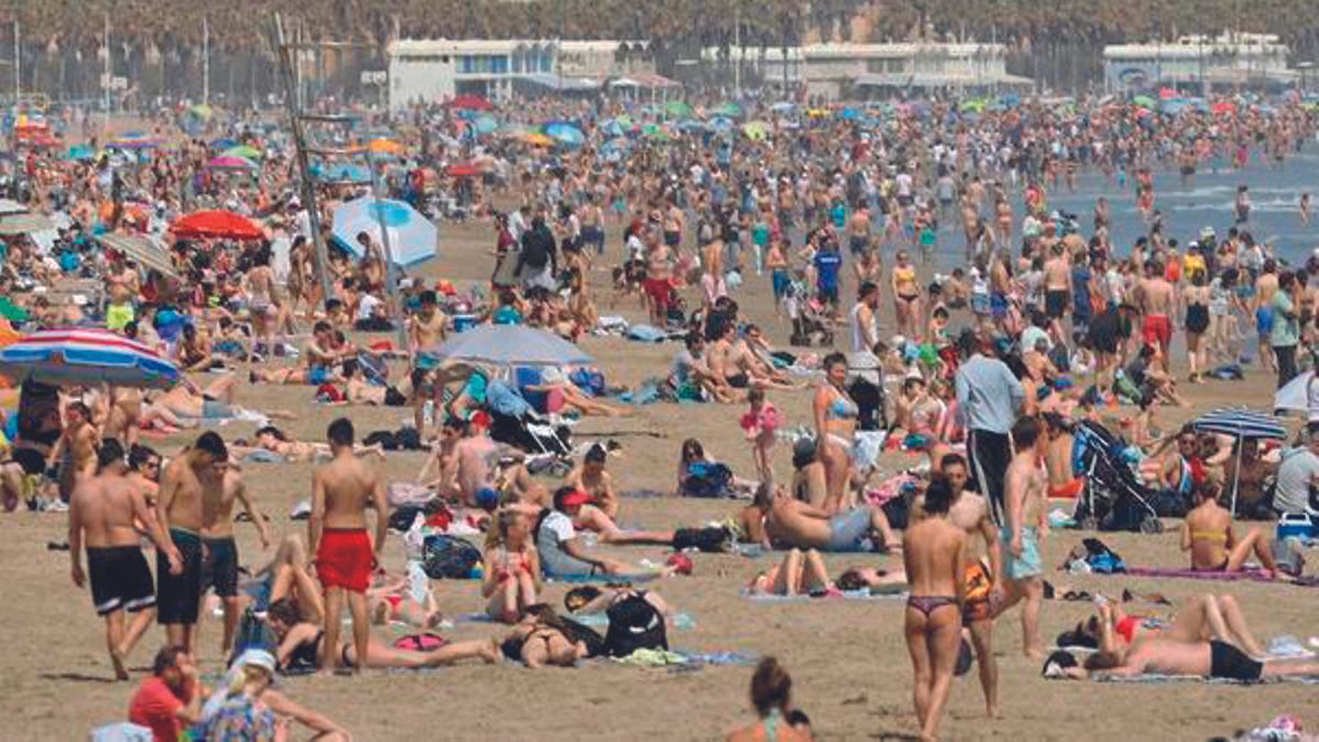 La playa de València en marzo