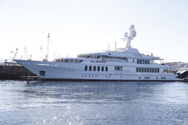 El barco de lujo “Sea Huntress”, atracado ayer en el puerto deportivo de Marina Davila