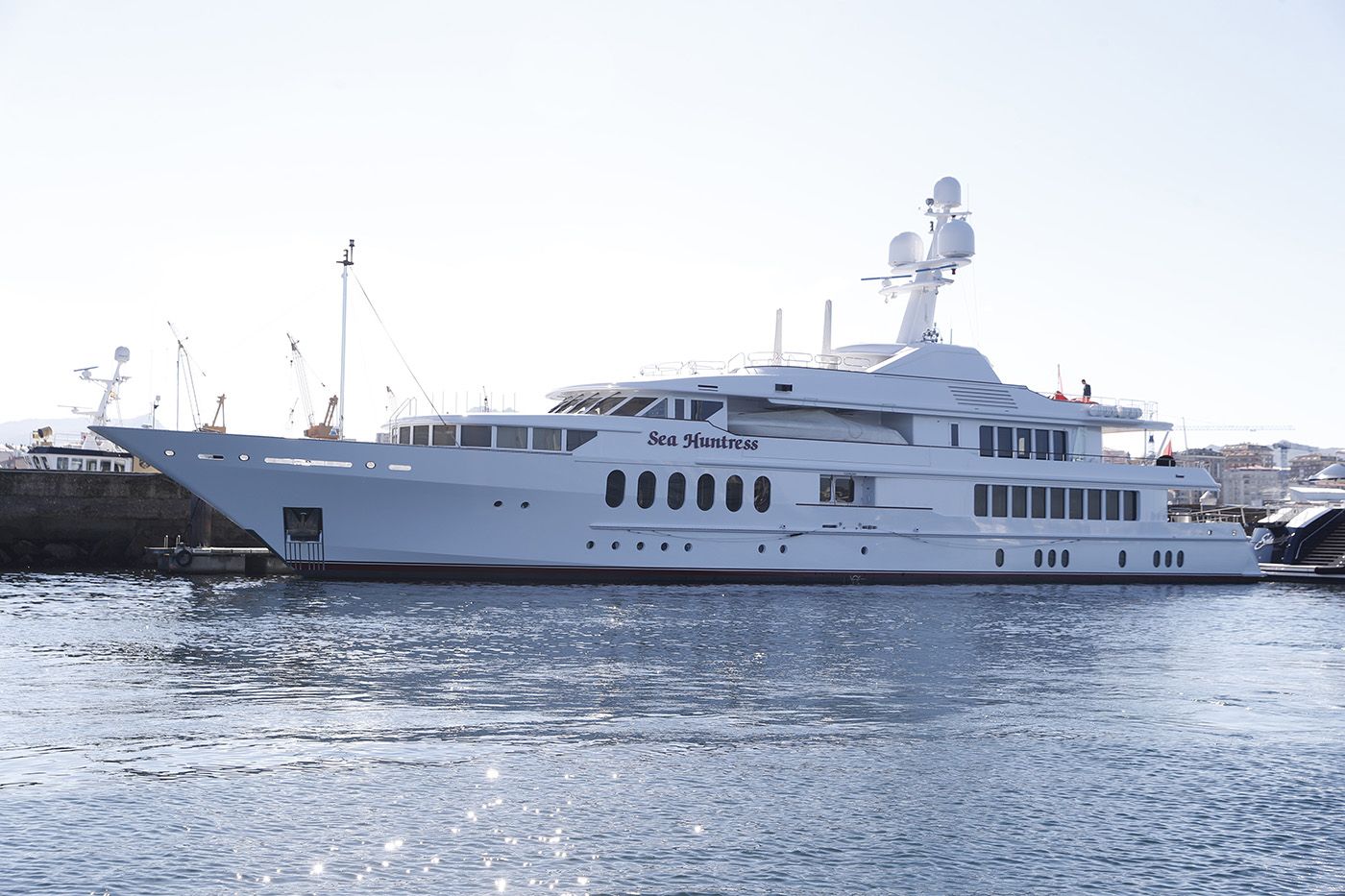 El barco de lujo “Sea Huntress”, atracado ayer en el puerto deportivo de Marina Davila Ricardo Grobas.jpg