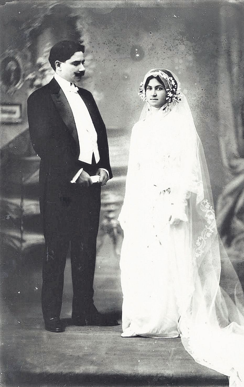 Imagen de la boda del poeta con su novia Leonor.