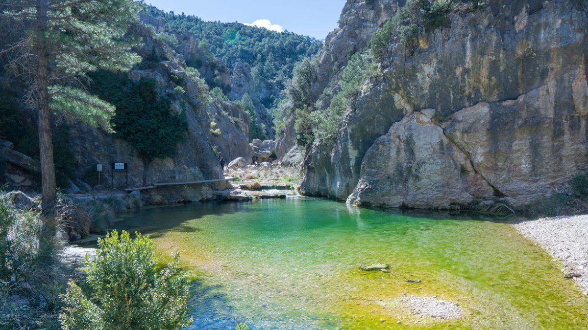 Una de las piscinas naturales más bonitas de España está en un escondido pueblo de Teruel