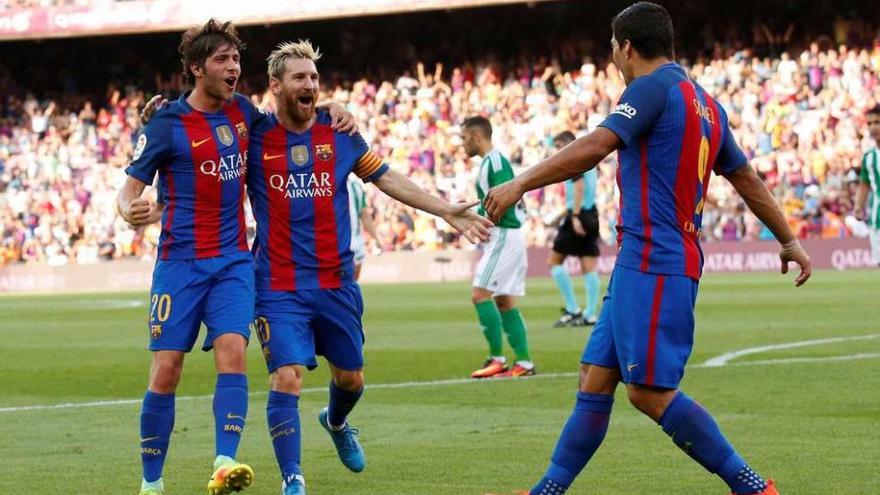 Messi y Sergi Roberto acuden a felicitar a Luis Suárez.