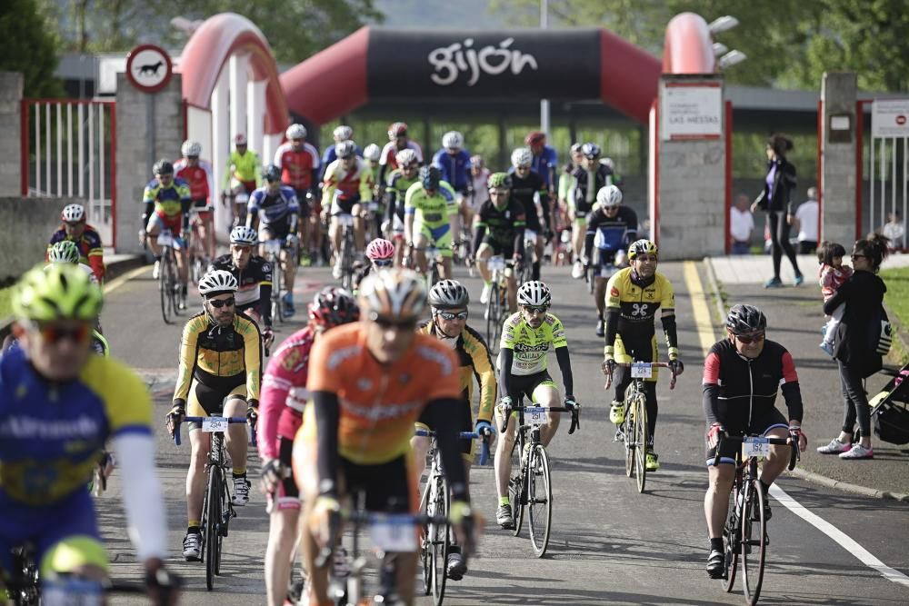 Salida de la marcha, con más de 300 ciclistas