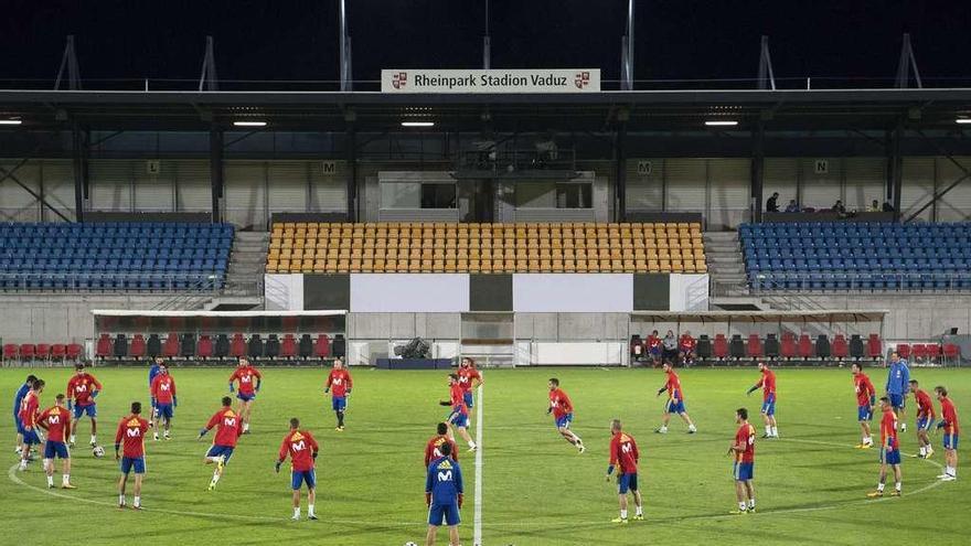 Los futbolistas de la selección española, durante el entrenamiento de ayer en Vaduz.