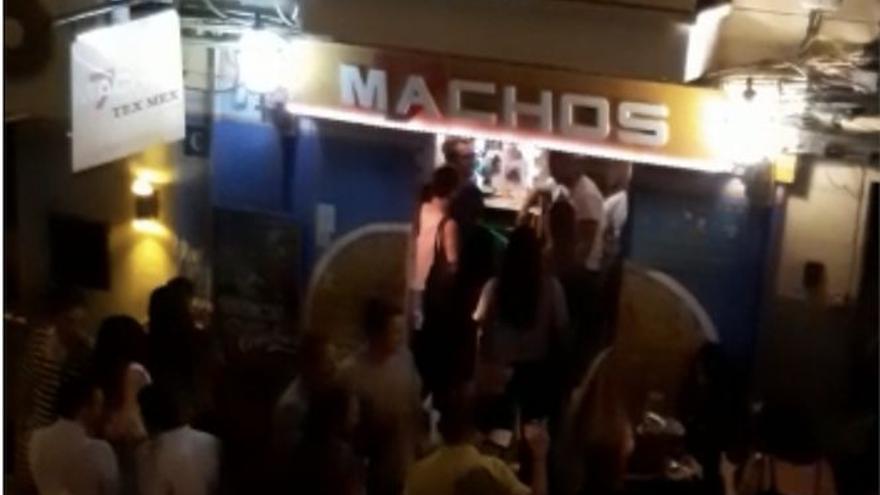 Cánticos y ruido en el bar de la calle Sant Magí, en el barrio de Santa Catalina