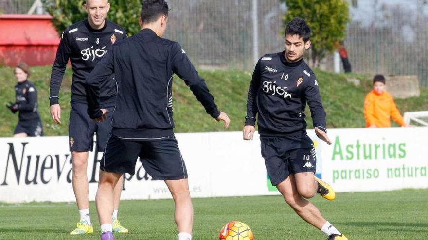 Nacho Cases intenta alcanzar el balón ante Álex Barrera y Lichnovsky.