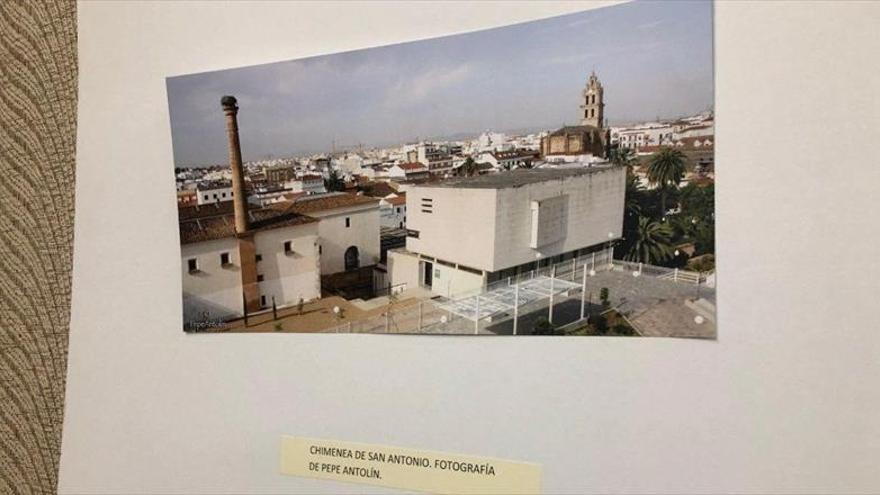 Una exposición muestra la historia de las chimeneas industriales que aún se ven en almendralejo