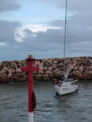 Rescatan a cuatro tripulantes tras encallar su barco en la bocana del puerto de El Perelló