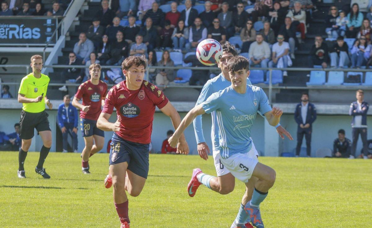 Moldes (Pontevedra B) y Mateo Lago (Villalonga) tratan de hacerse con un balón en San Pedro.