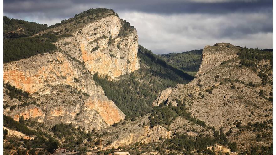 La ruta de senderismo más emblemática del interior de Alicante: entre bosques, miradores y pozos de nieve