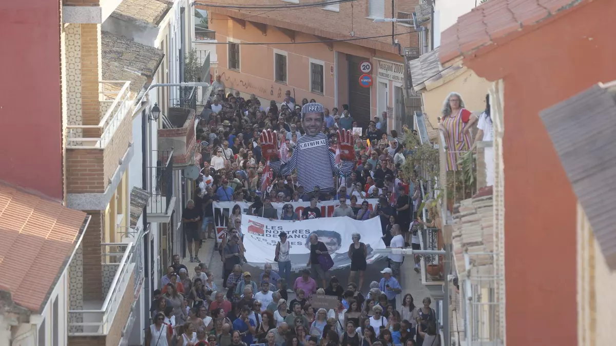 "La paciencia tiene un límite": Emoción y denuncia en la primera manifestación contra Mazón en Catarroja