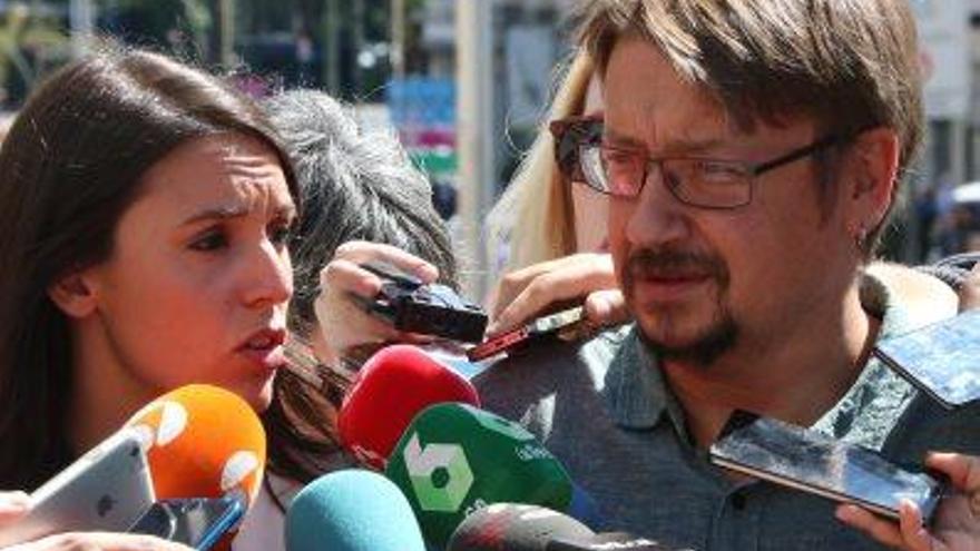 Irene Montero i Xavier Domènech, ahir, a les portes del Congrés