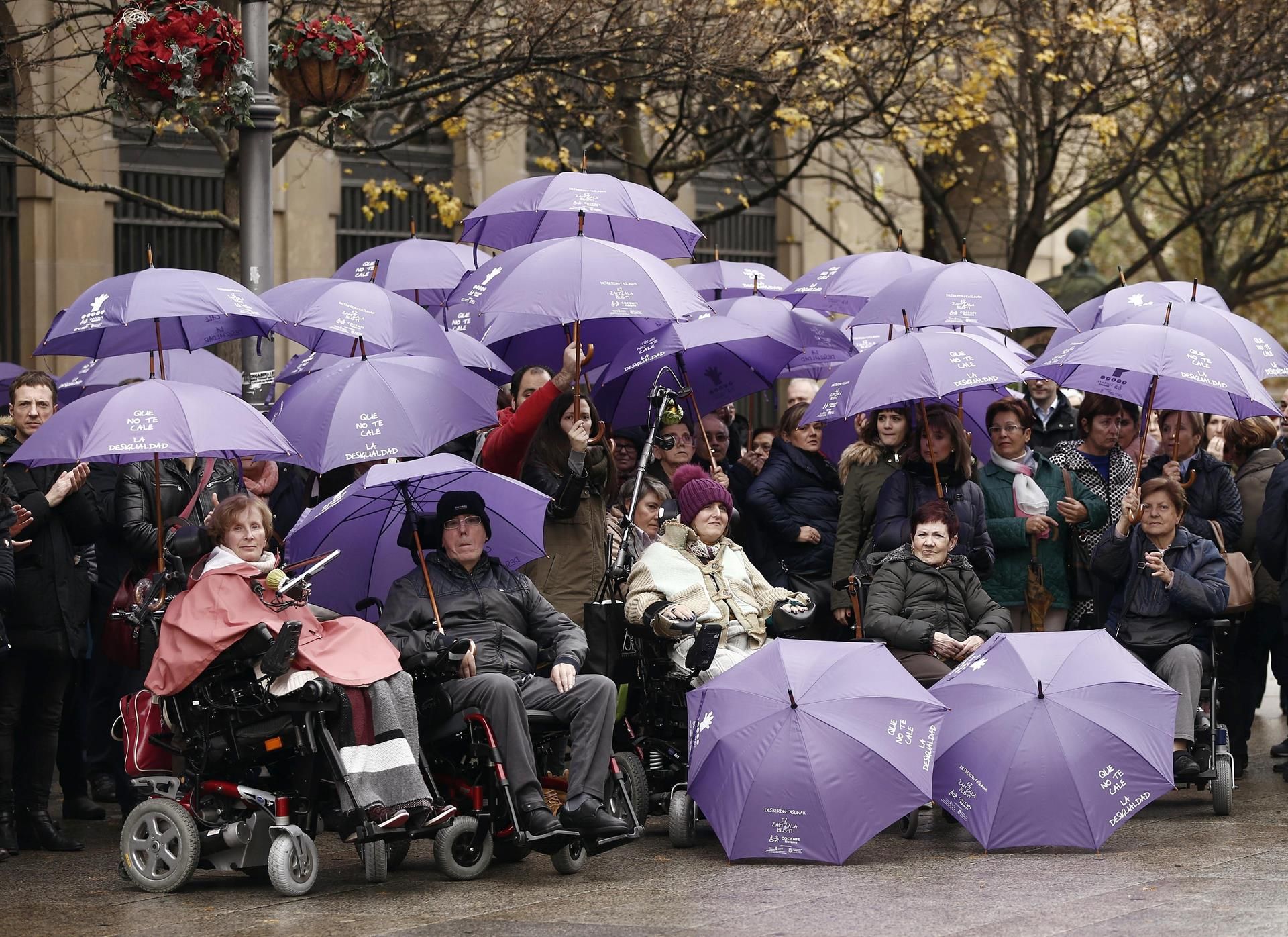 Miembros de la Confederación Española de Personas con Discapacidad Física y Orgánica (Cocemfe) en una concentración con motivo del Día Internacional para la Eliminación de la Violencia hacia las Mujeres en Pamplona.