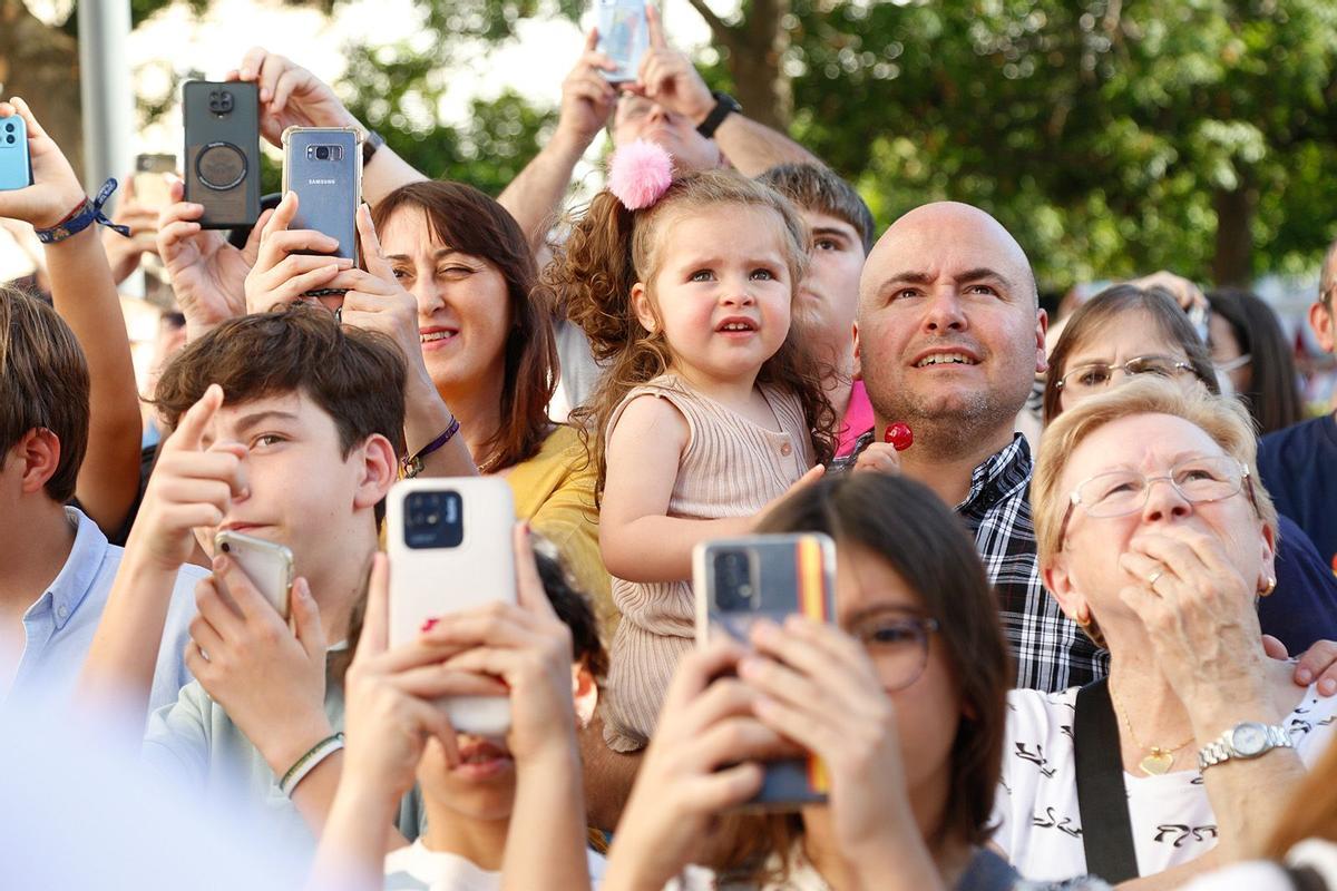 Personas haciendo fotos y vídeos al Custodio a su paso.