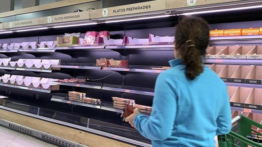 Una mujer hace la compra en Boadilla del Monte (Madrid).