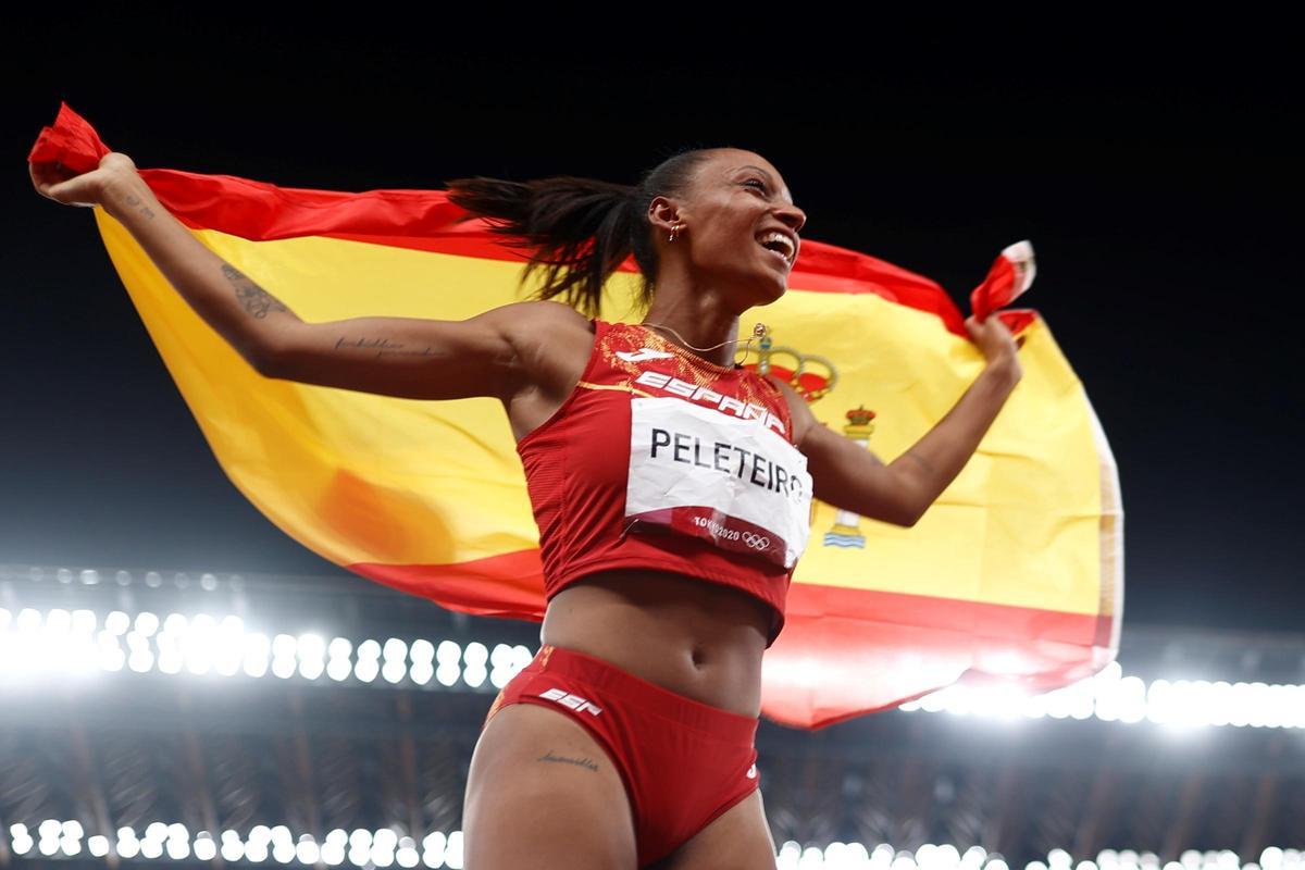 La atleta, Ana Peleteiro, celebrando su triunfo en el triple salto.