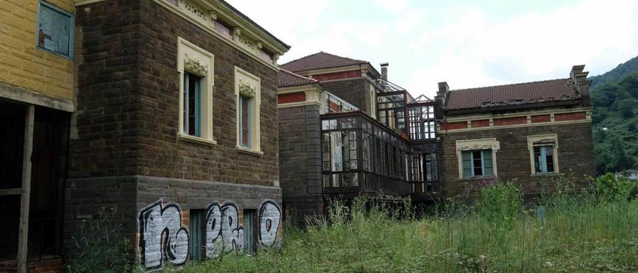 El sanatorio de Bustiello, ayer, aún sin vallar.