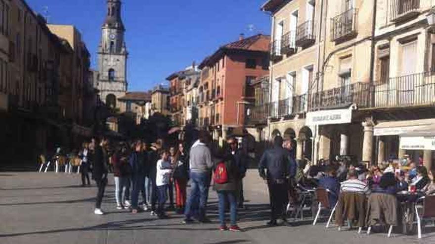 Los turistas llenan las terrazas del casco histórico toresano en la tarde de ayer.