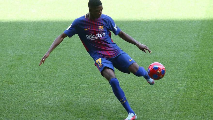 Ousmane Dembélé lanza un balón a la grada en el acto de su presentación en el Camp Nou.
