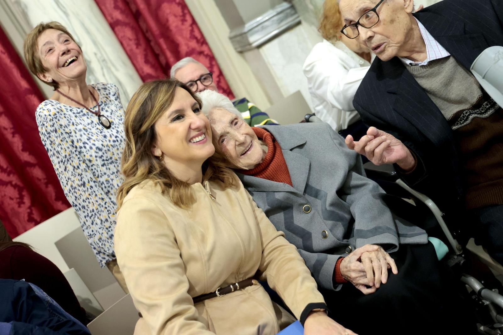 Homenaje a los centenarios en el Ayuntamiento de València