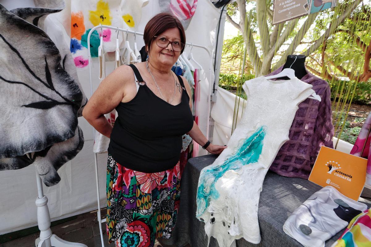 Beatriz García gana en Artesanía Contemporánea con el traje de lana ‘Efímera’. En la foto, Míriam Giménez.