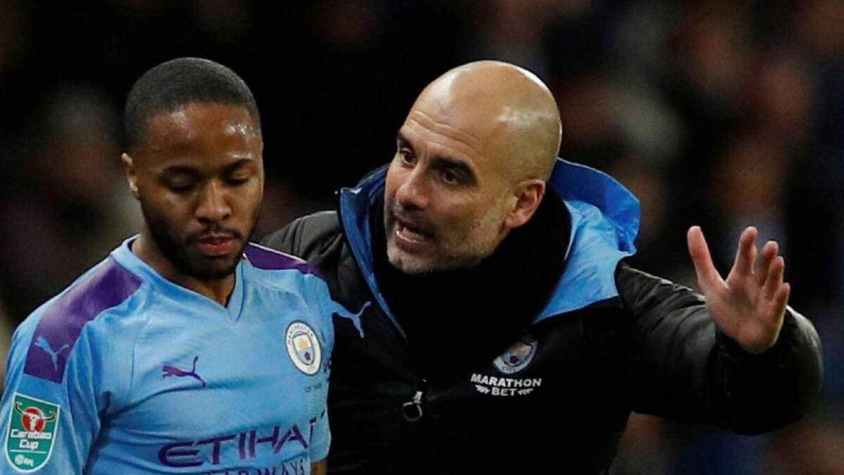 Pep Guardiola dando indicaciones a Sterling