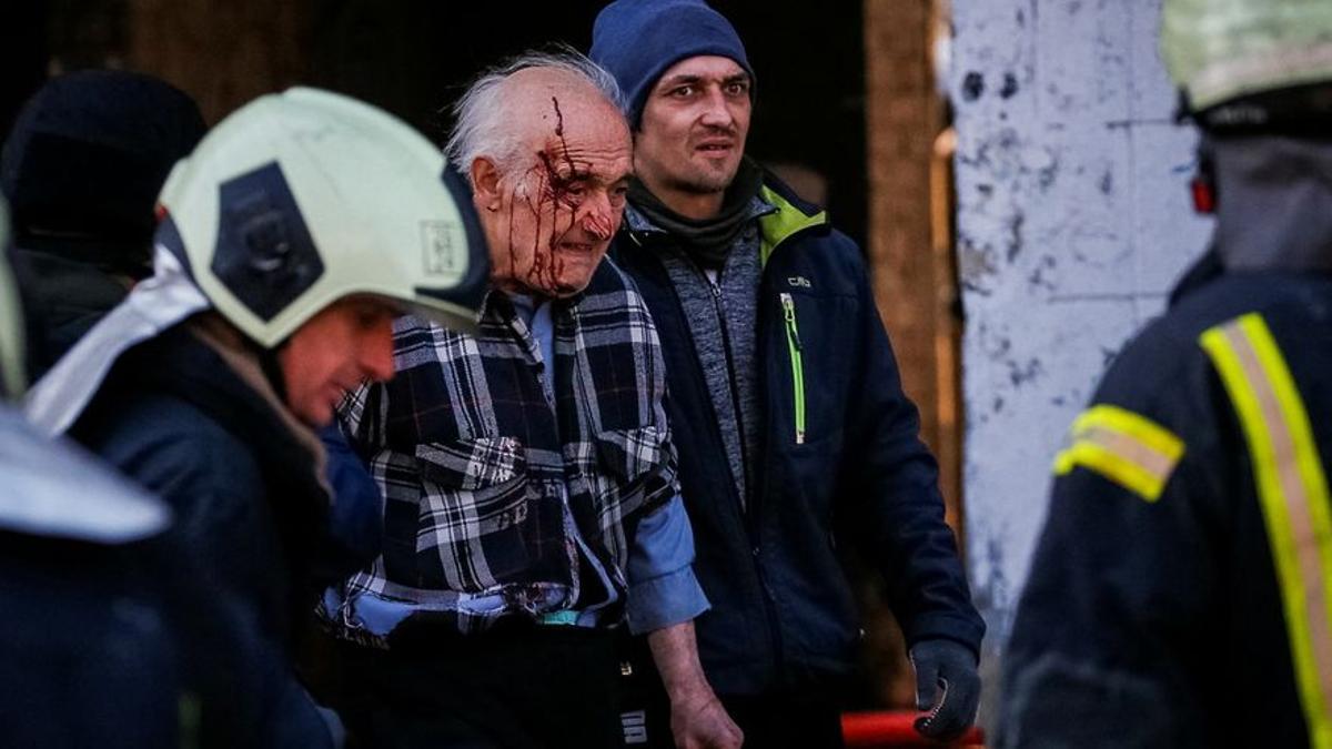 Un hombre herido es rescatado tras un ataque en su casa de Kiev este 14 de marzo.