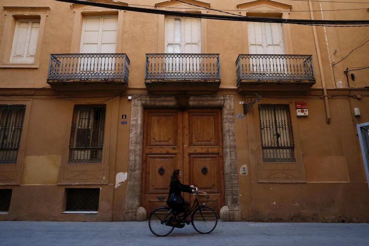 Fachada principal del antiguo teatro Escalante