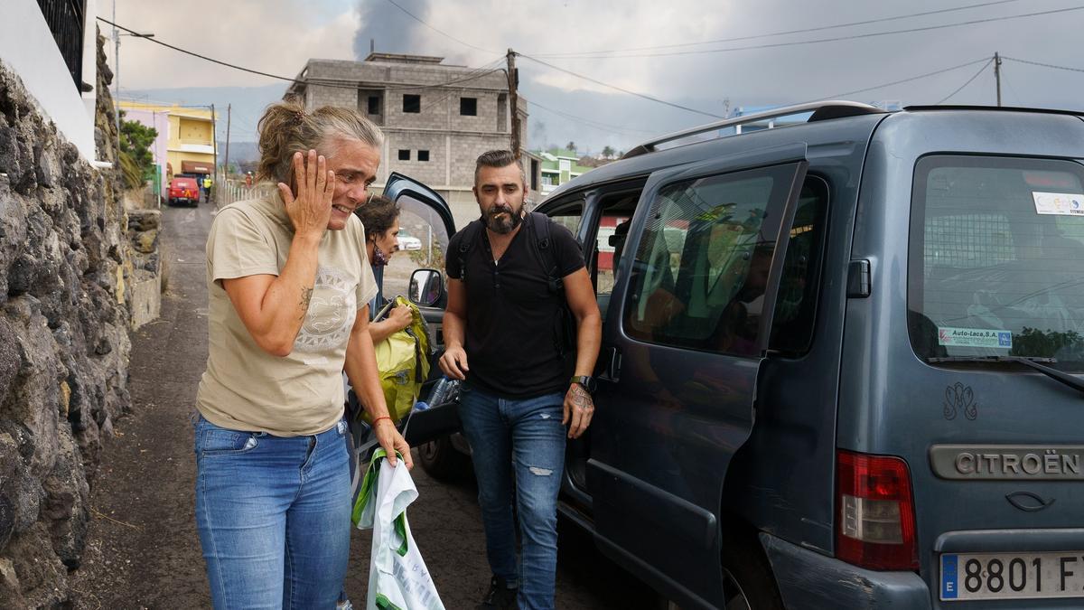 La Policía controla los accesos a las poblaciones evacuadas por el volcán Cumbre Vieja