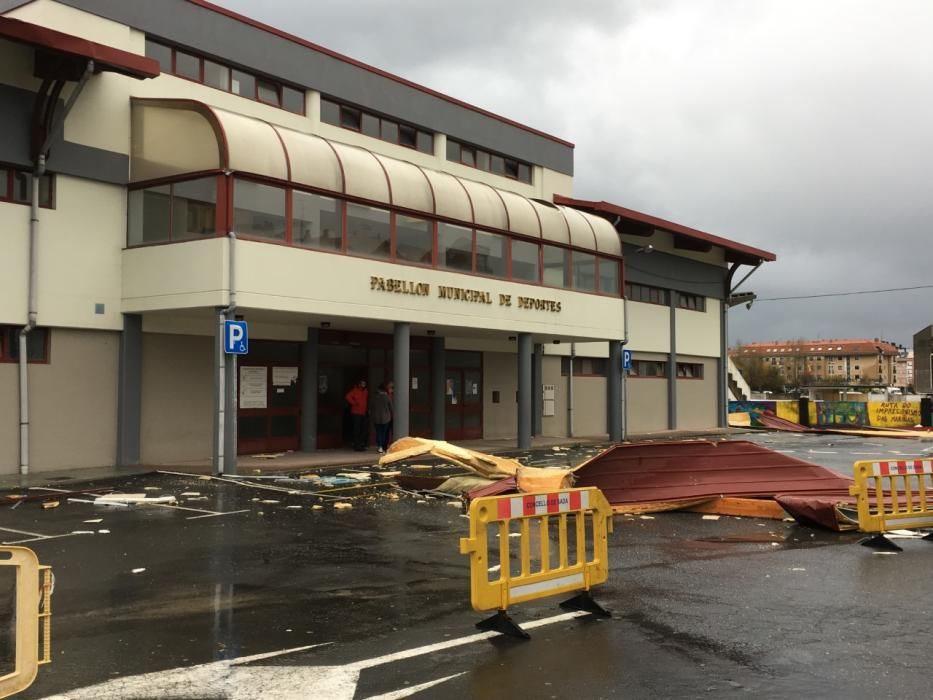 Los fuertes vientos arrancaron parte de las cubiertas del pabellón de Sada y la escuela infantil de Oza-Cesuras. También se llevó por delante parte del tejado de Pescanova y provocó la caída de numerosos árboles.