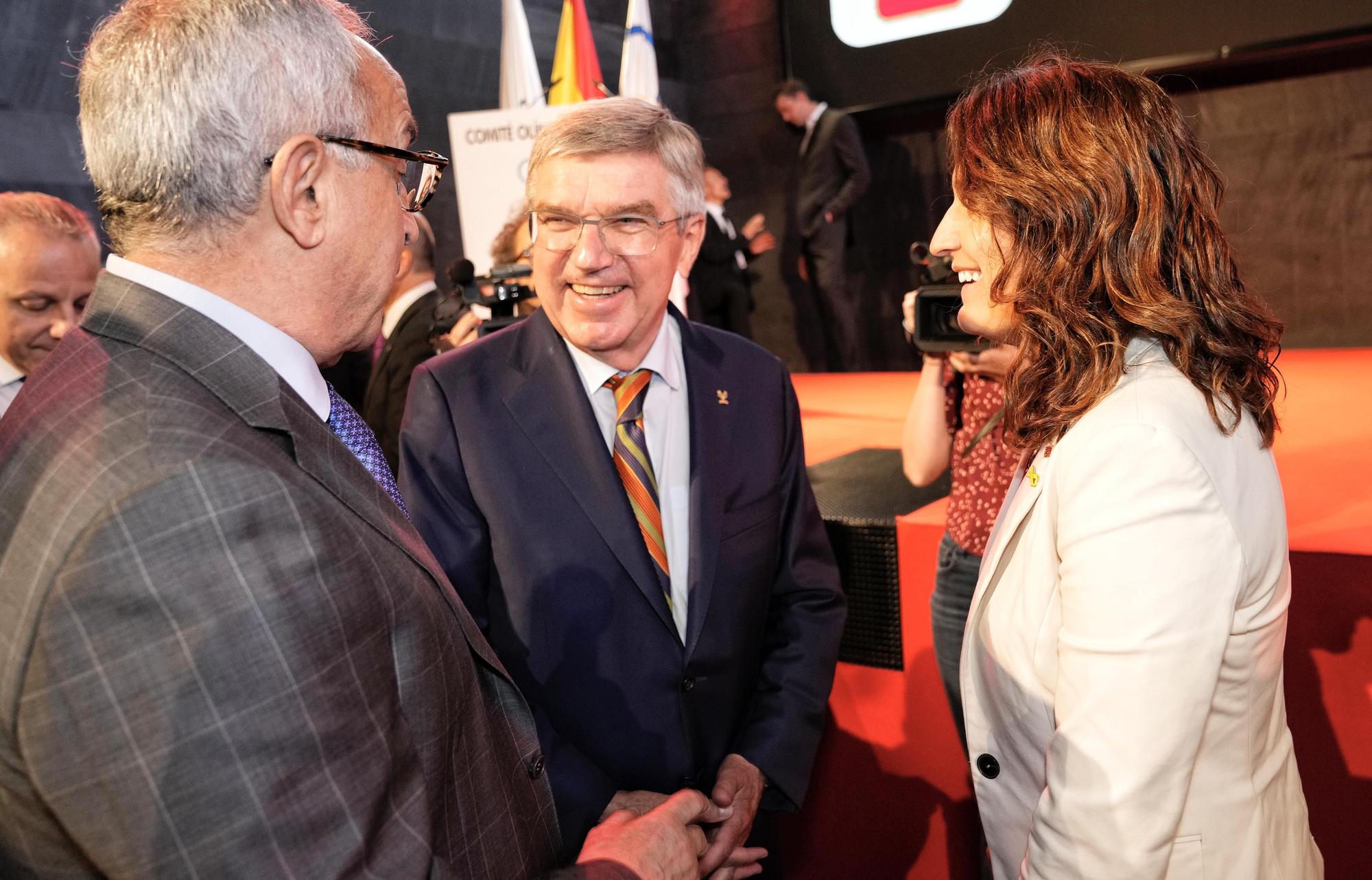 Alejandro Blanco, Thomas Bach y Laura Vilagrà, en la sede del COE.