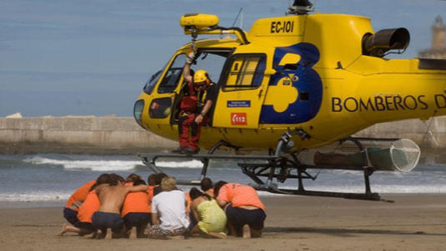 Un simulacro de rescate en San Juan de Nieva.