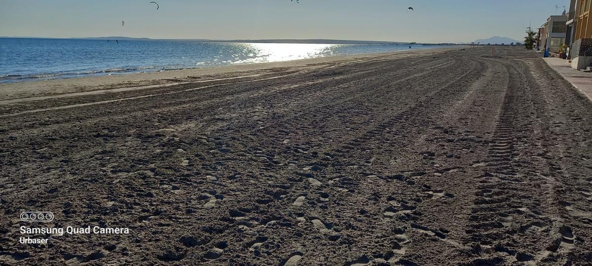 Cuatrocientos metros cúbicos de arena se han depositado en Playa Lisa